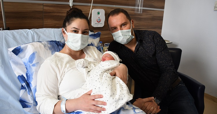 Virüsü yenen hemşire anne oldu