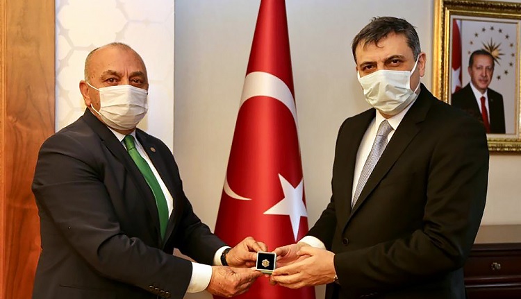 3 bin 500 yıllık mührü valiliğe verdi