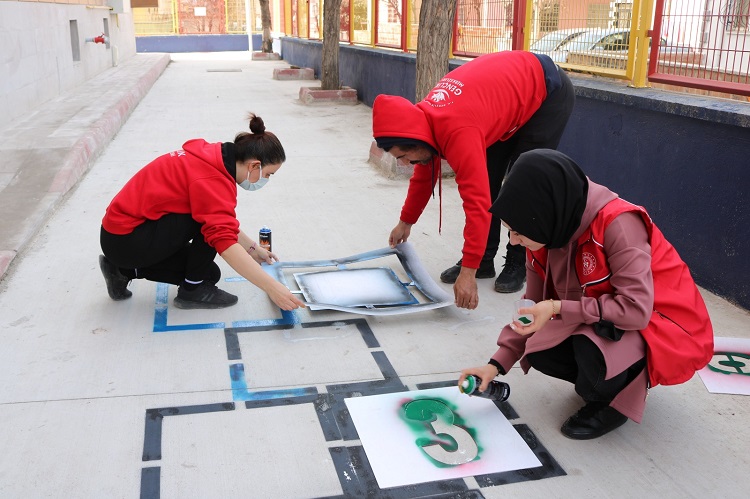 Okul bahçelerine oyun şemaları çizdiler