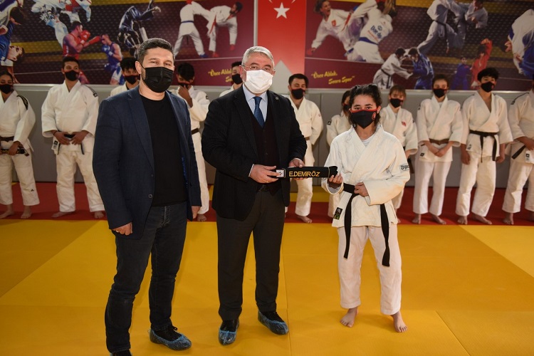 Aşgın judoculara  kuşaklarını verdi