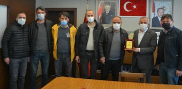 Başkana esnaftan teşekkür plaketi