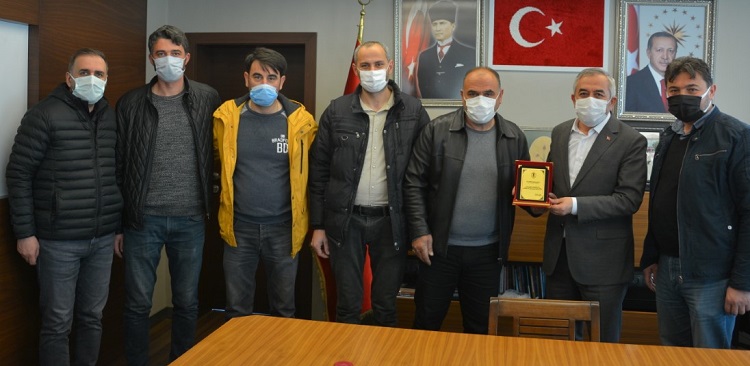 Başkana esnaftan teşekkür plaketi