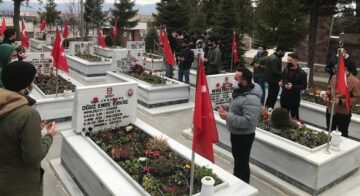 Gençlerden şehitliğe anlamlı ziyaret