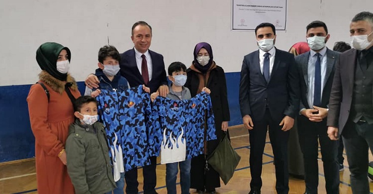 Sporcular malzeme desteği ile sevindi