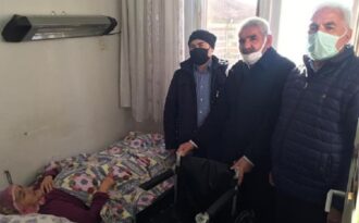 İki engelli vatandaşı sandalye ile sevindirdi