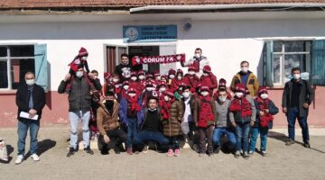 Çorumsporlu üniversiteliler çocukları sevindirdi