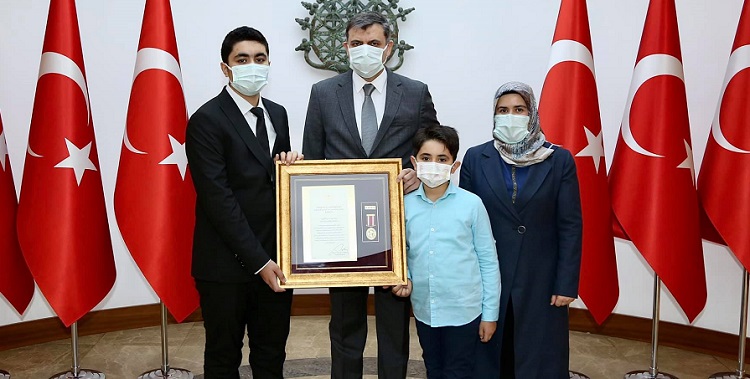 Devlet Övünç Madalyası aldılar