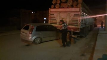 PARK HALİNDEKİ TIRA ÇARPTI!