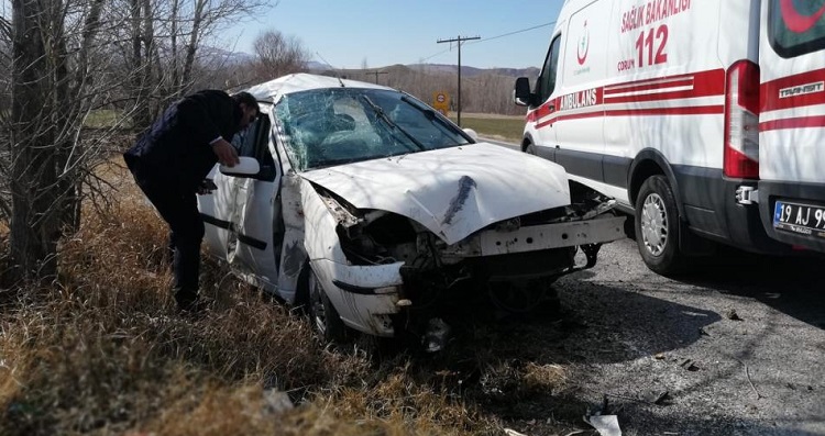 Kontrolden çıkan araç ağaca çarptı!