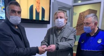 Para dolu cüzdanı sahibine geri verdi!