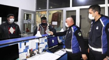 Bulduğu dolarları sahibine verdi!