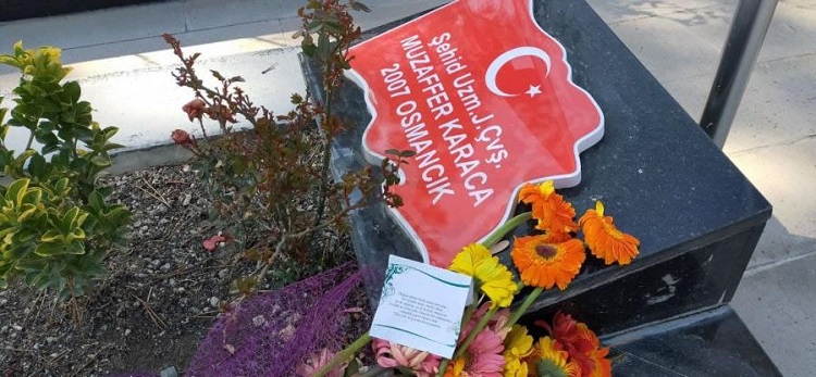 Şehit mezarında duygulandıran mesaj!