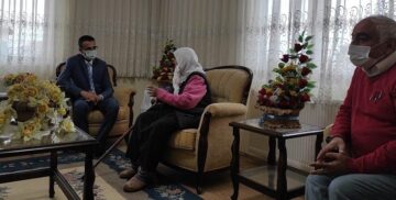 Kaymakam’dan asırlık çınara ziyaret