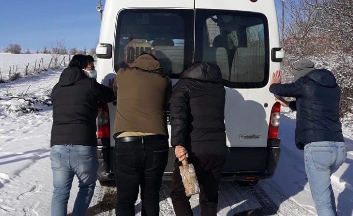 Karda kalan öğretmenler minibüsü itti!