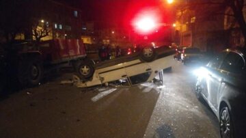 Duran römorka çarptı takla attı!