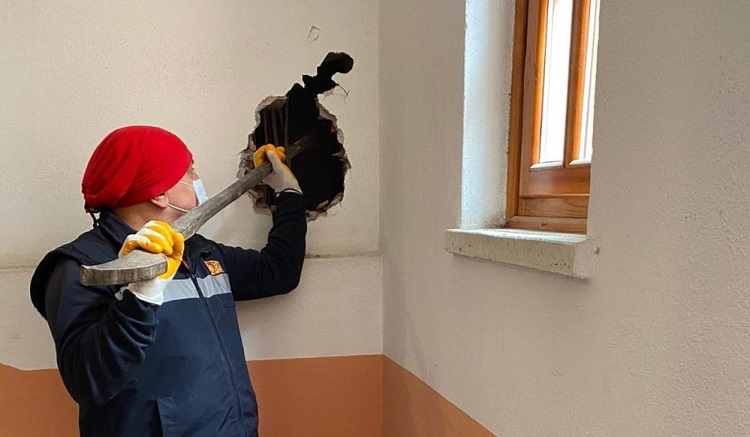Kedi duvar kırılarak kurtarıldı