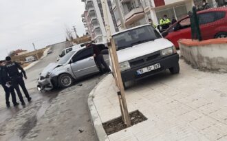 Kaza yapan otomobil duvarı yıktı!