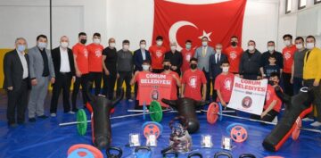 Sungurlulu güreşçilere malzeme desteği