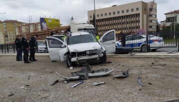 Üzücü kazada araç bu hale geldi!