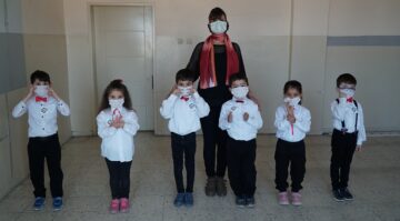 Miniklerden işaret diliyle uyarı!