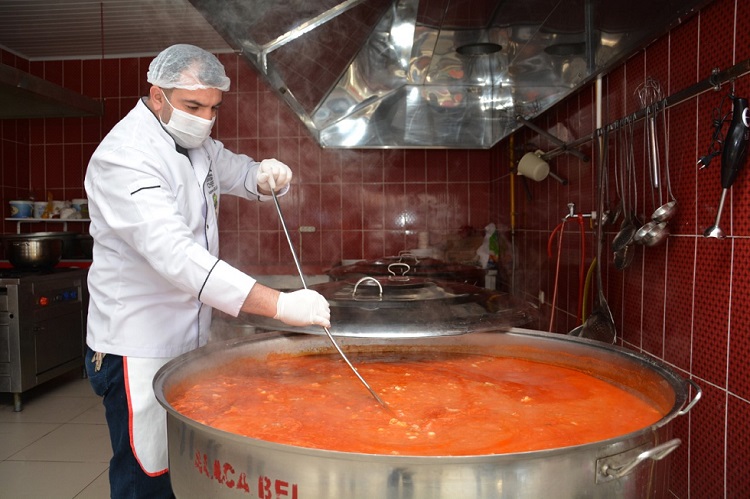 Alaca Belediyesi sıcak yemek dağıtıyor