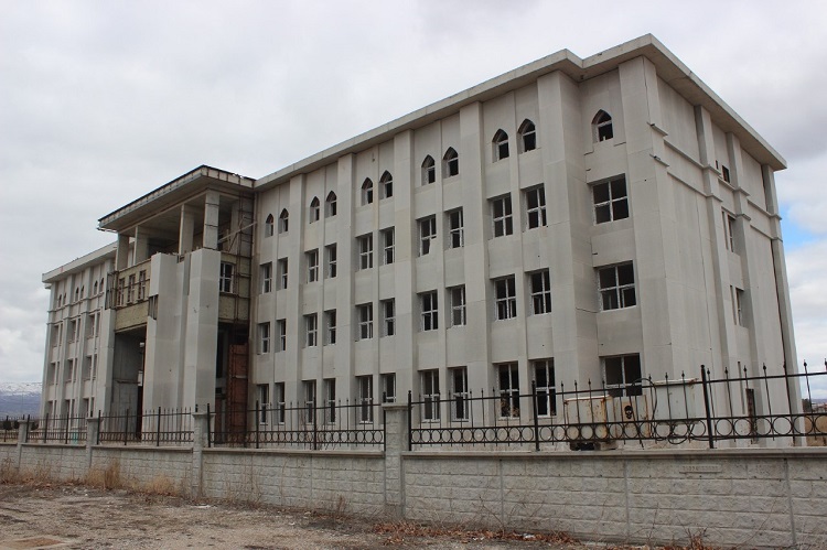 Yurt binası inşaatı bir an önce bitirilmeli