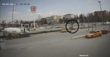 Yaya geçidinde beklerken canından oldu