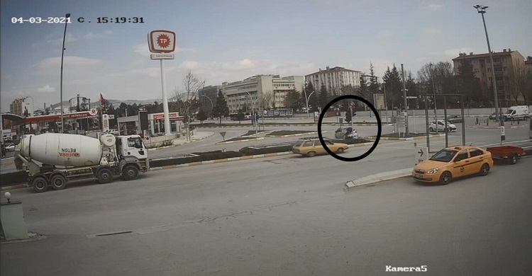 Yaya geçidinde beklerken canından oldu