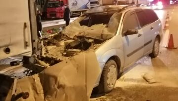 Otomobil Tır’a arkadan çarptı!