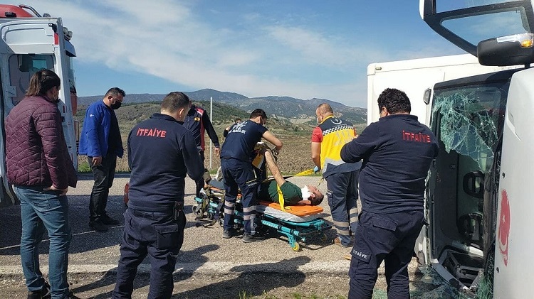 Kamyon sürücüsü araçta sıkıştı!