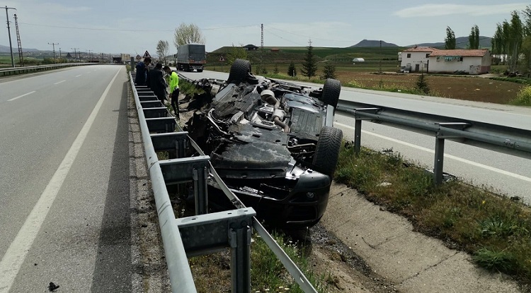 Kontrolden çıkarak refüje devrildi