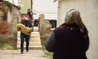 Belediye soğan ve patates dağıttı