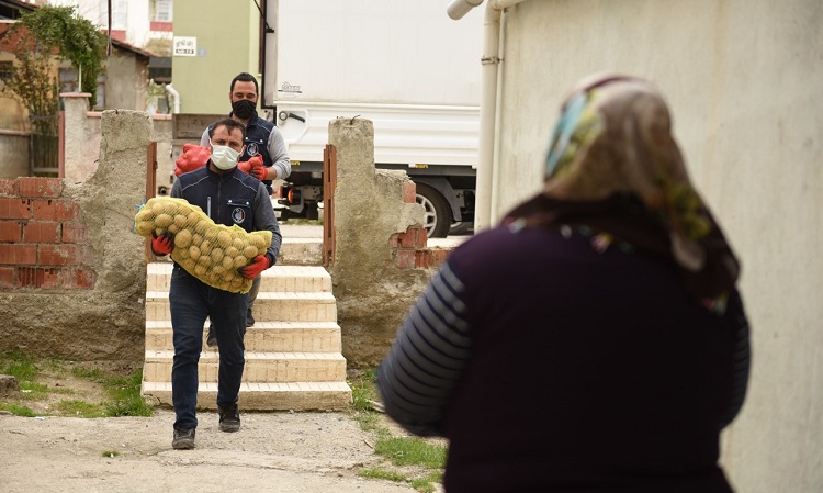 Belediye soğan ve patates dağıttı