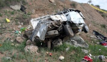 Otomobil kazada hurdaya döndü!