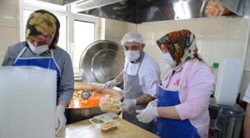 İhtiyaç sahiplerine sıcak iftarlık
