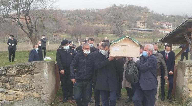 Avni Erten dualarla uğurlandı