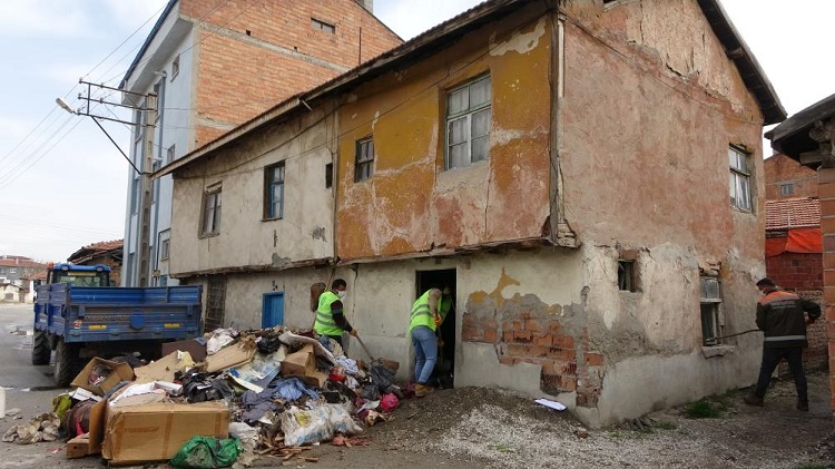 Bu evden 4 kamyon çöp çıktı!