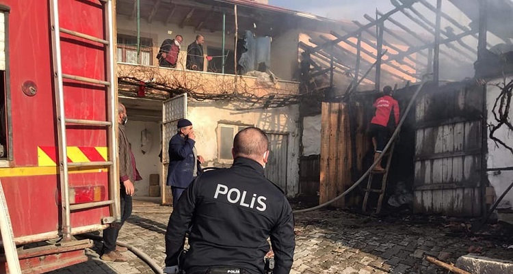 Tandırlık ve evin bir kısmı yandı