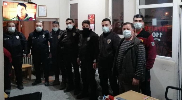 İtfaiyecilerden polislere pastalı sürpriz