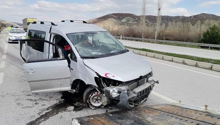 Yol kenarındaki kaldırıma çarptı