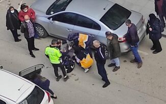 Genç kadına otomobil çarptı!