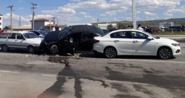 Karşı şeride geçerek araçlara çarptı