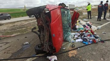 Refüje çarptı karşı şeride geçti