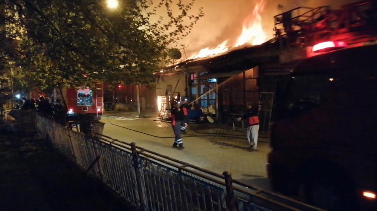 Korkutan yangında 4 dükkan yandı