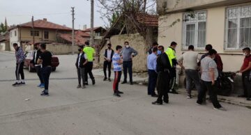 Otomobil motosikletle çarpıştı!