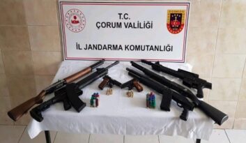 Köydeki evden cephanelik çıktı!