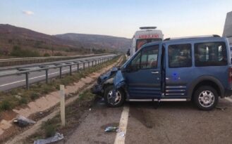 Lastiği patlayan araç takla attı!