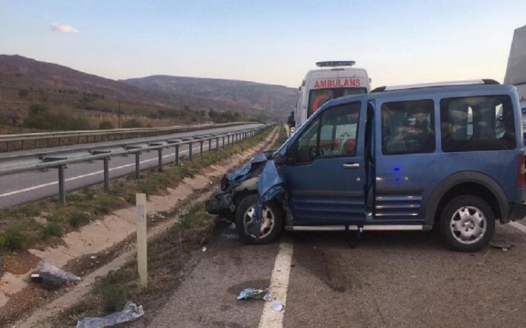 Lastiği patlayan araç takla attı!