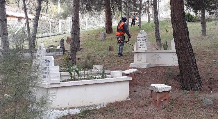 Bayram öncesi mezarlıklar temizlendi