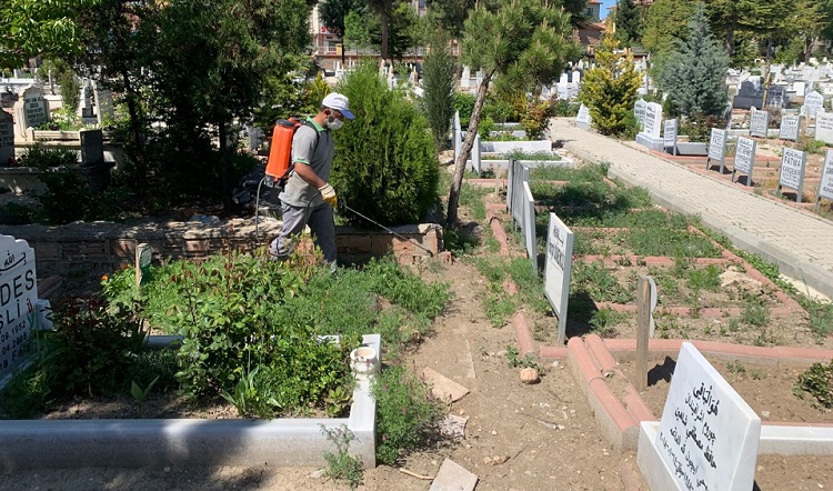 Mezarlıklarda bayram temizliği yapıldı